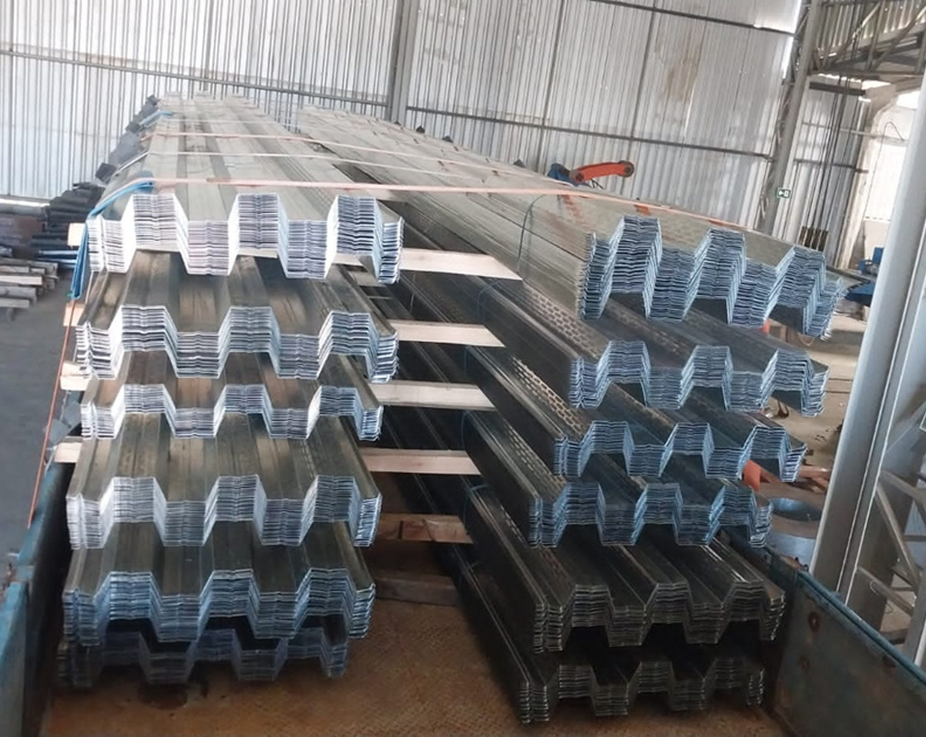 Steel deck e telhas metálicas empilhados na fábrica antes da expedição