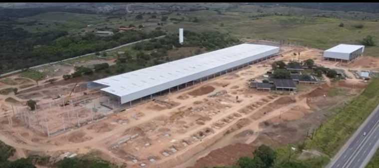 Vista aérea de galpão industrial em estrutura metálica